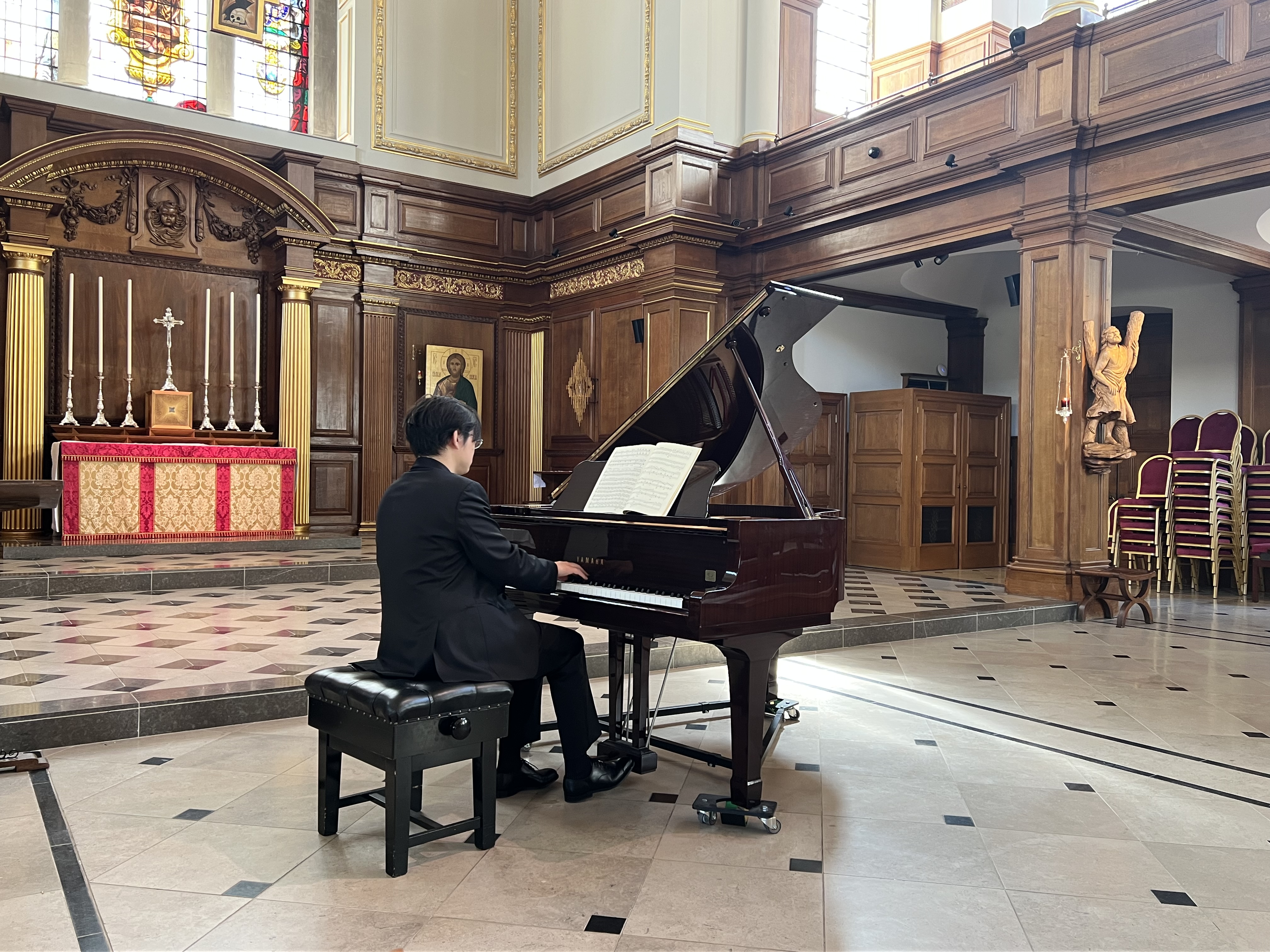 Zeju Fan performing in a church recital setting